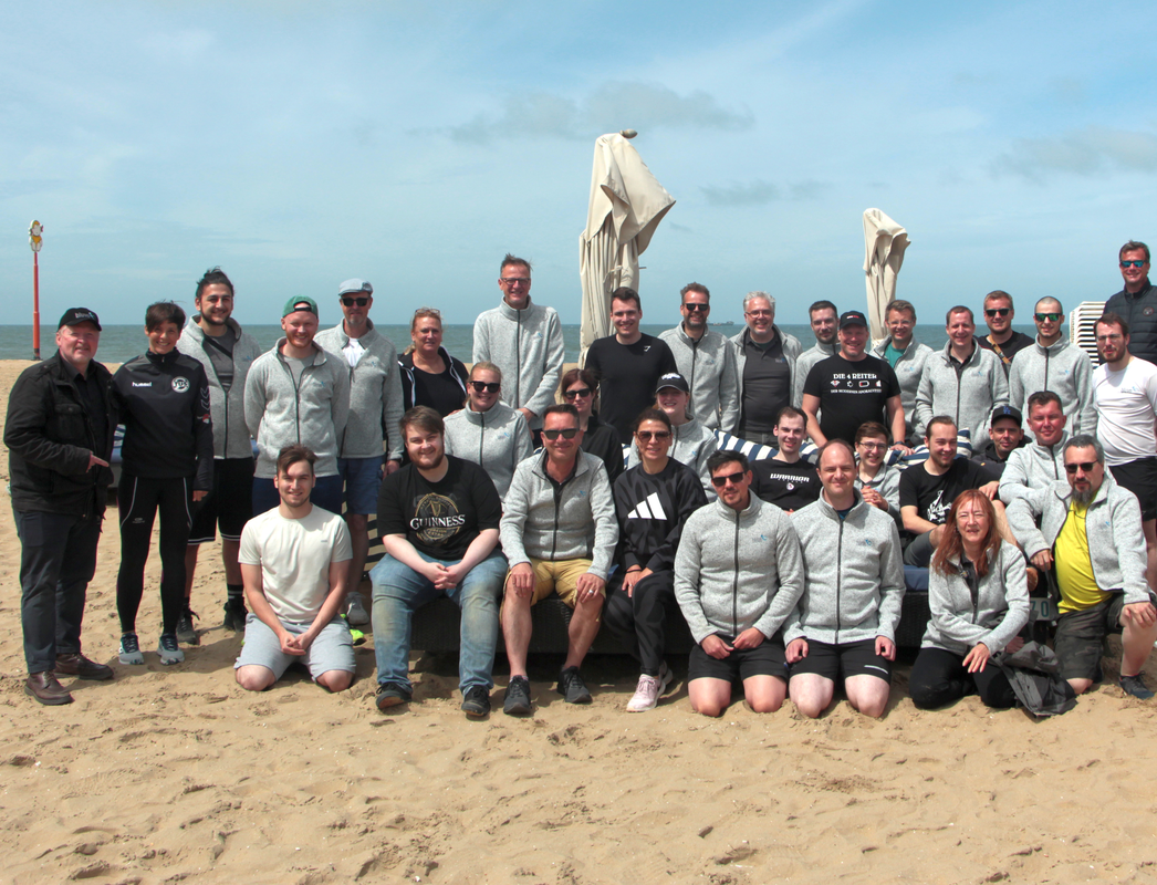 Drill Instructor Joey Kelly hat uns bei den Teamchallenges über den Strand in Scheveningen gejagt ⚽️🏏🏆.